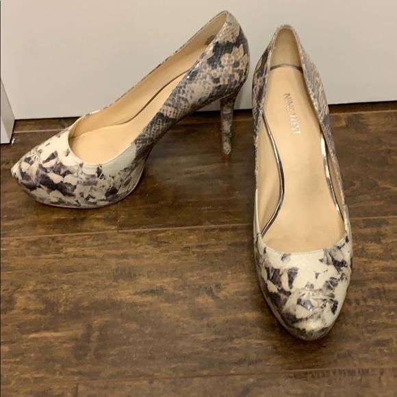 snakeskin pumps nine west